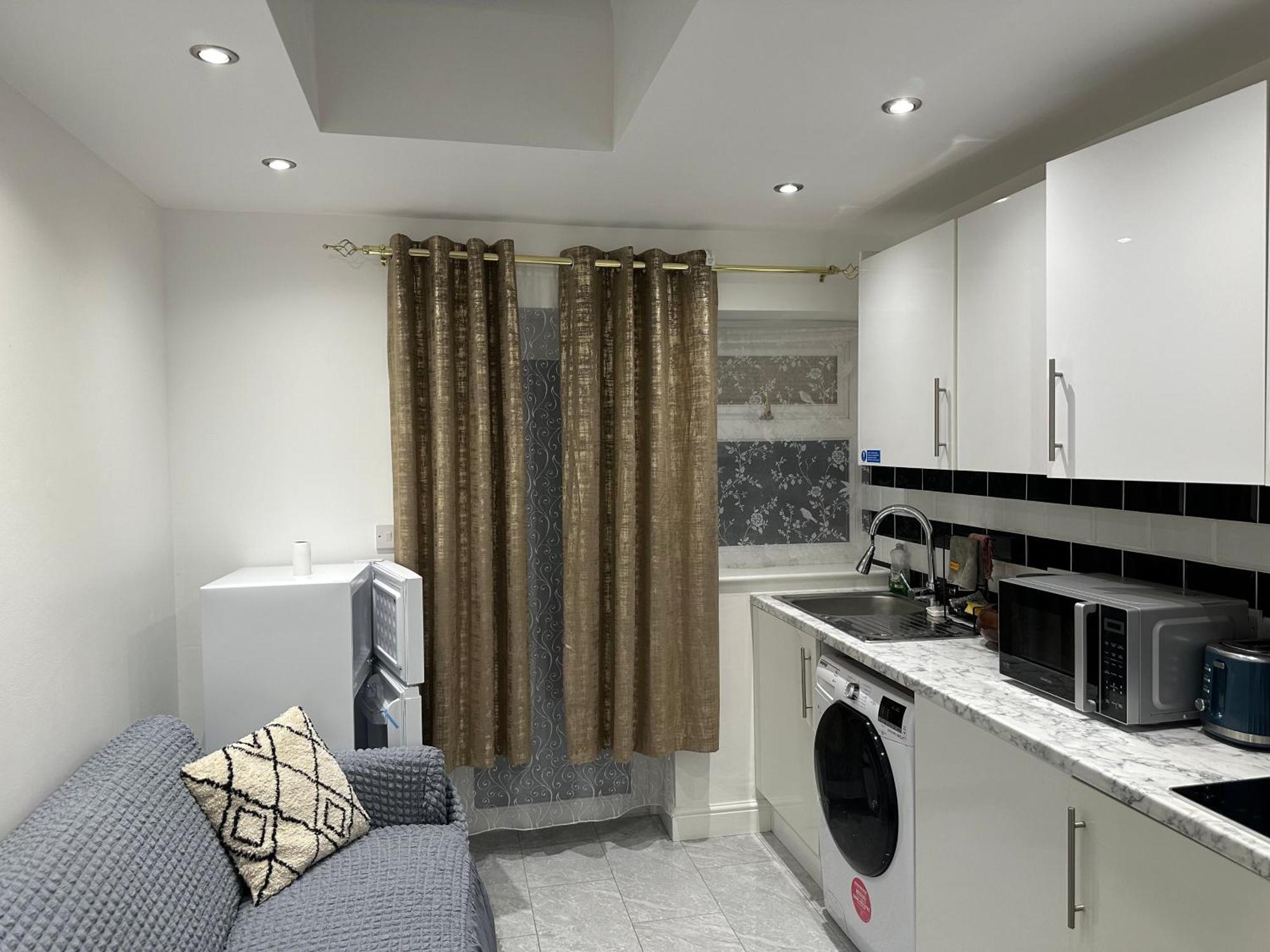 4Th Studio Flat With Private Own Bathroom A London Luxury Family Home Setup And Furnished With Double Bed Plus A Double Futon-Sofa Bed A Single Futon Bed A Baby Cot And Garden And Free Parking エクステリア 写真