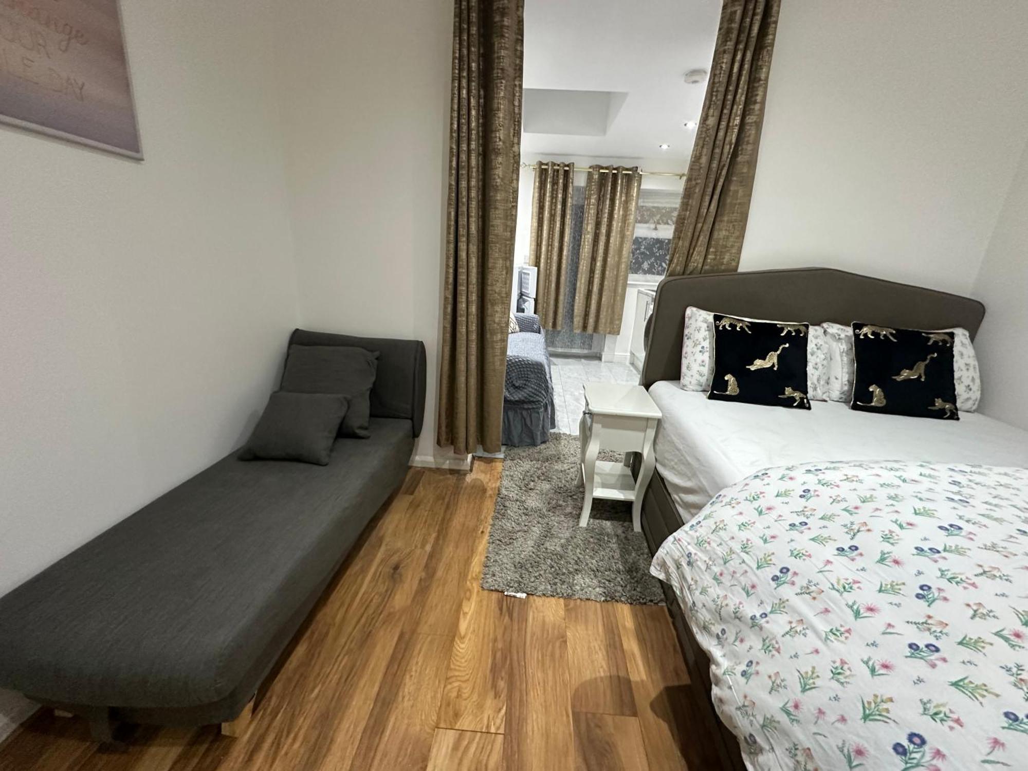 4Th Studio Flat With Private Own Bathroom A London Luxury Family Home Setup And Furnished With Double Bed Plus A Double Futon-Sofa Bed A Single Futon Bed A Baby Cot And Garden And Free Parking エクステリア 写真