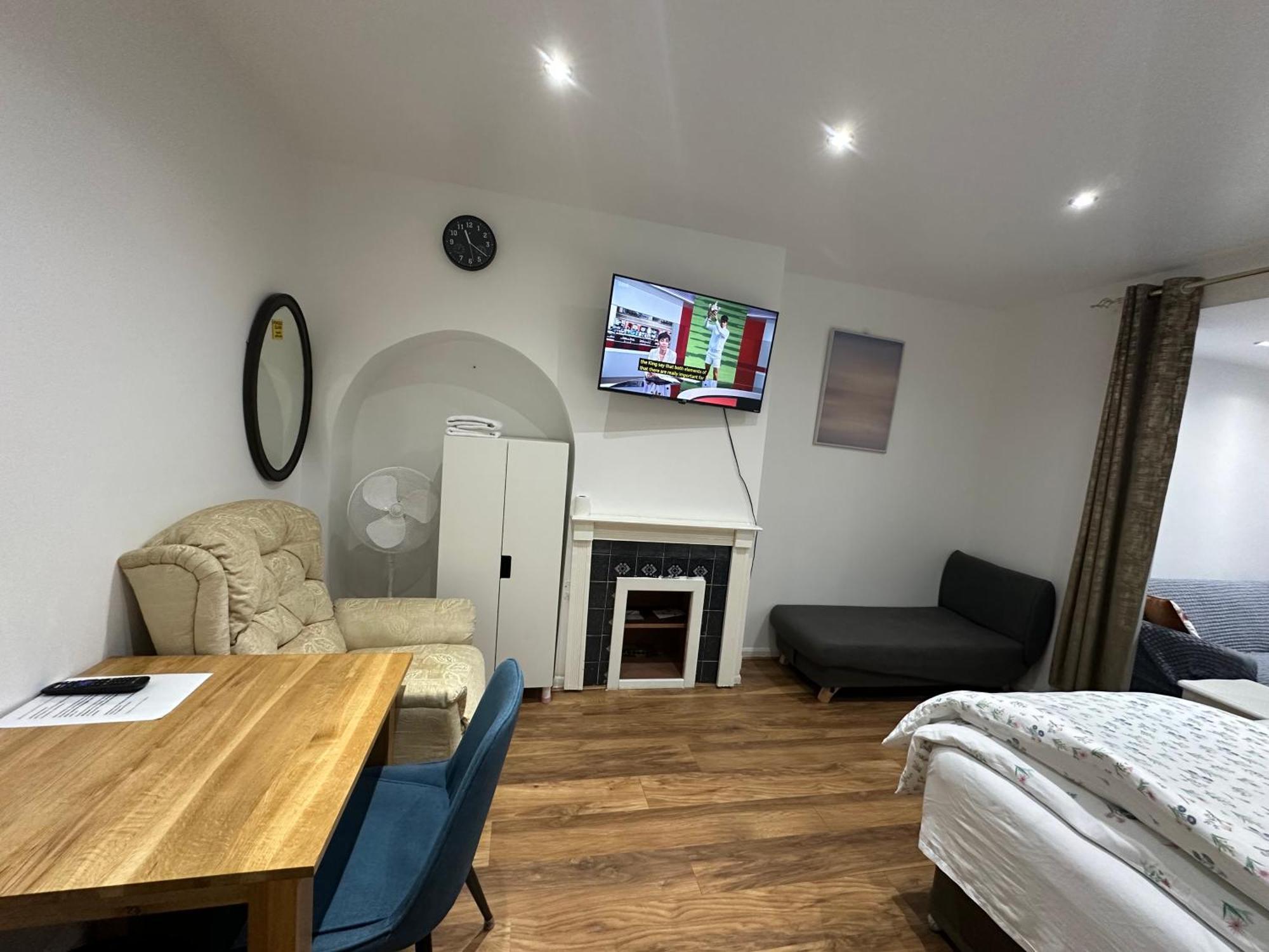 4Th Studio Flat With Private Own Bathroom A London Luxury Family Home Setup And Furnished With Double Bed Plus A Double Futon-Sofa Bed A Single Futon Bed A Baby Cot And Garden And Free Parking エクステリア 写真