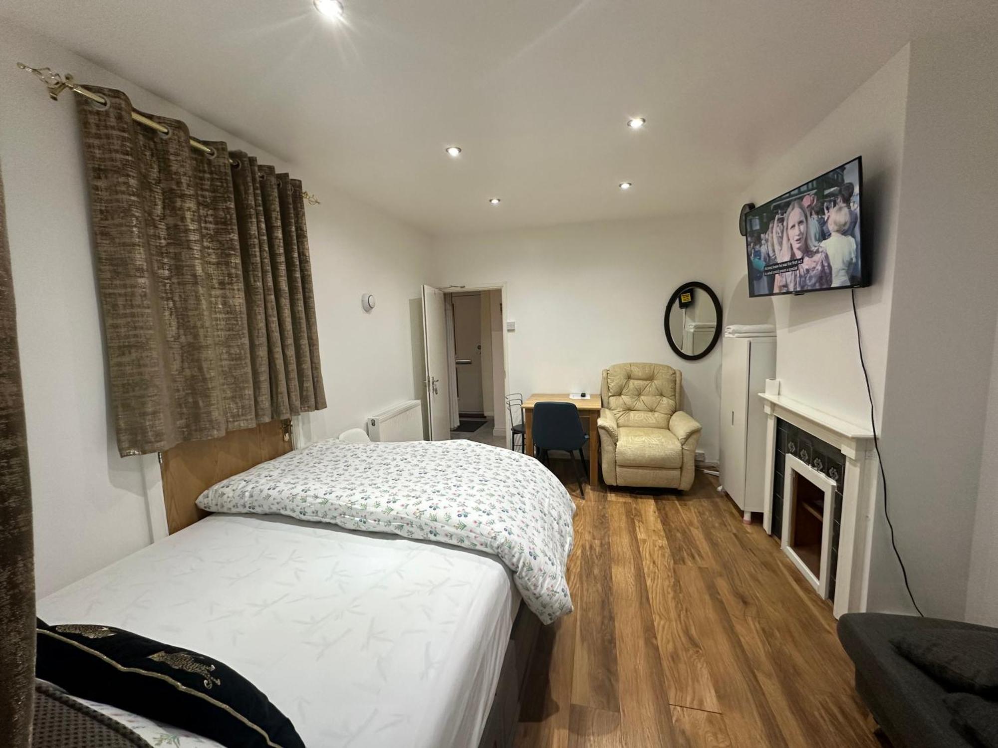 4Th Studio Flat With Private Own Bathroom A London Luxury Family Home Setup And Furnished With Double Bed Plus A Double Futon-Sofa Bed A Single Futon Bed A Baby Cot And Garden And Free Parking エクステリア 写真