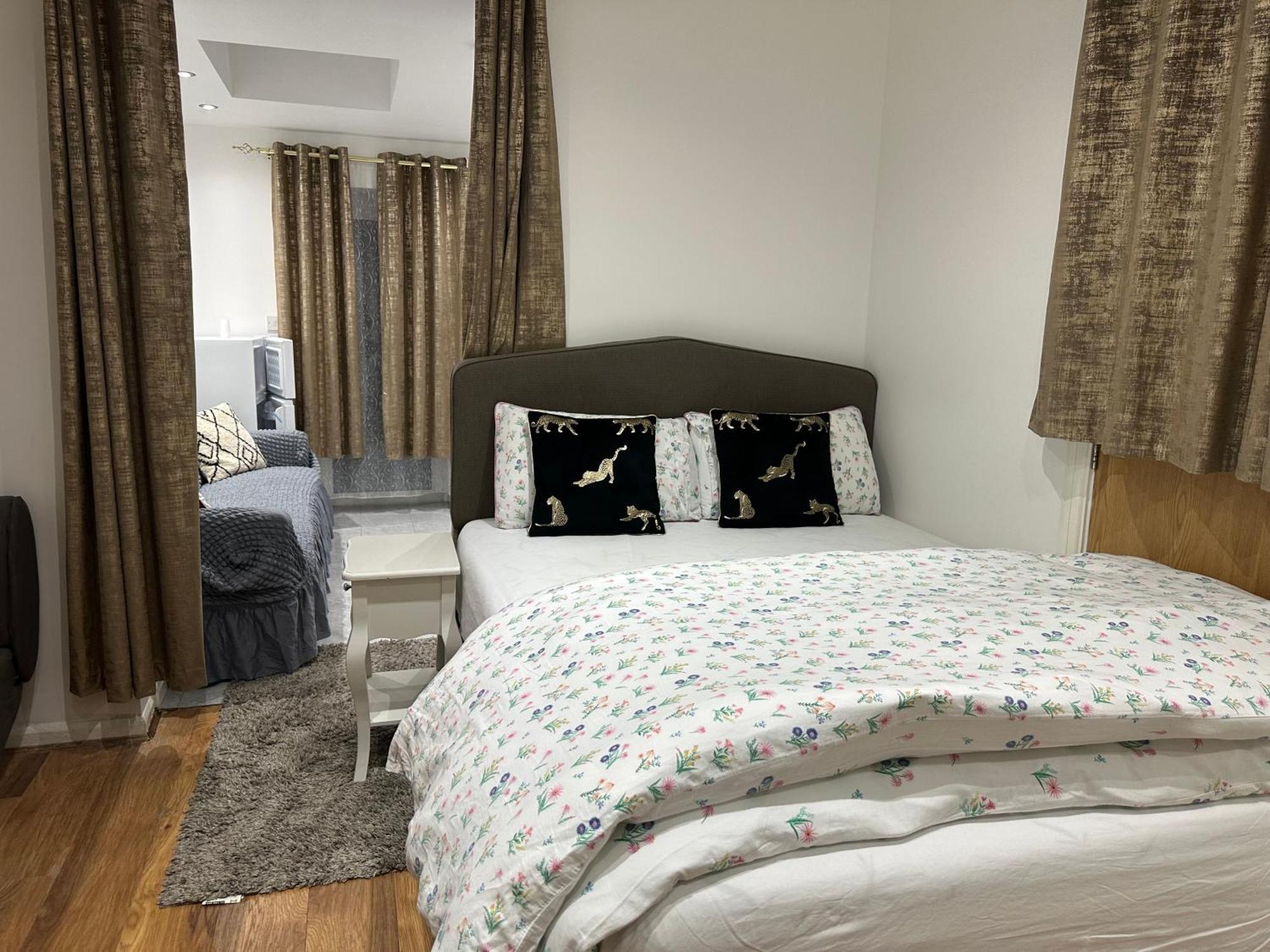 4Th Studio Flat With Private Own Bathroom A London Luxury Family Home Setup And Furnished With Double Bed Plus A Double Futon-Sofa Bed A Single Futon Bed A Baby Cot And Garden And Free Parking エクステリア 写真