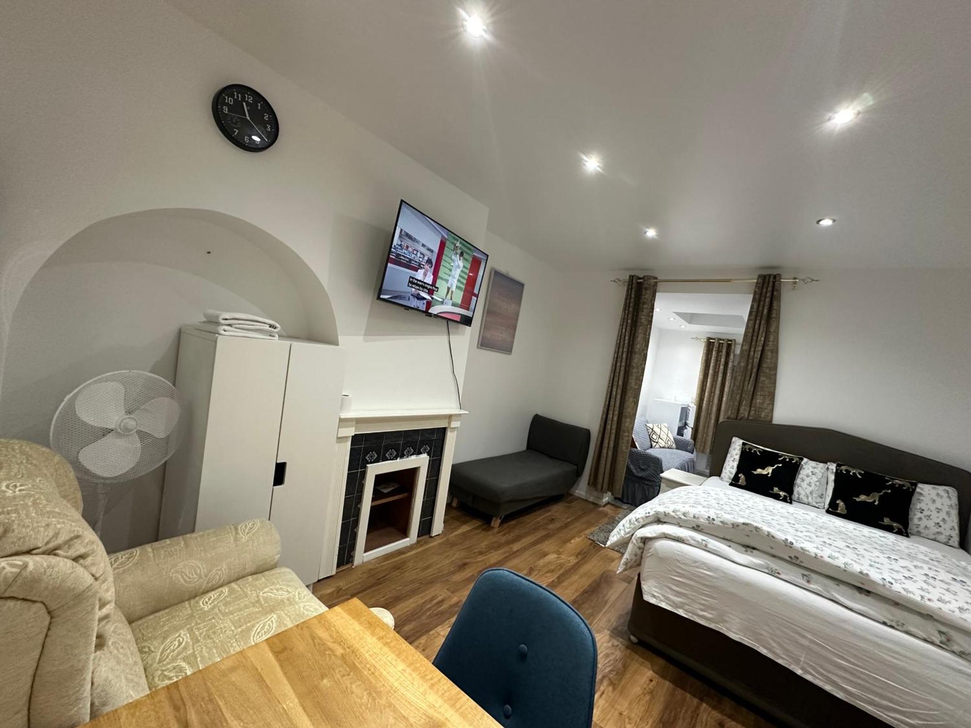 4Th Studio Flat With Private Own Bathroom A London Luxury Family Home Setup And Furnished With Double Bed Plus A Double Futon-Sofa Bed A Single Futon Bed A Baby Cot And Garden And Free Parking エクステリア 写真