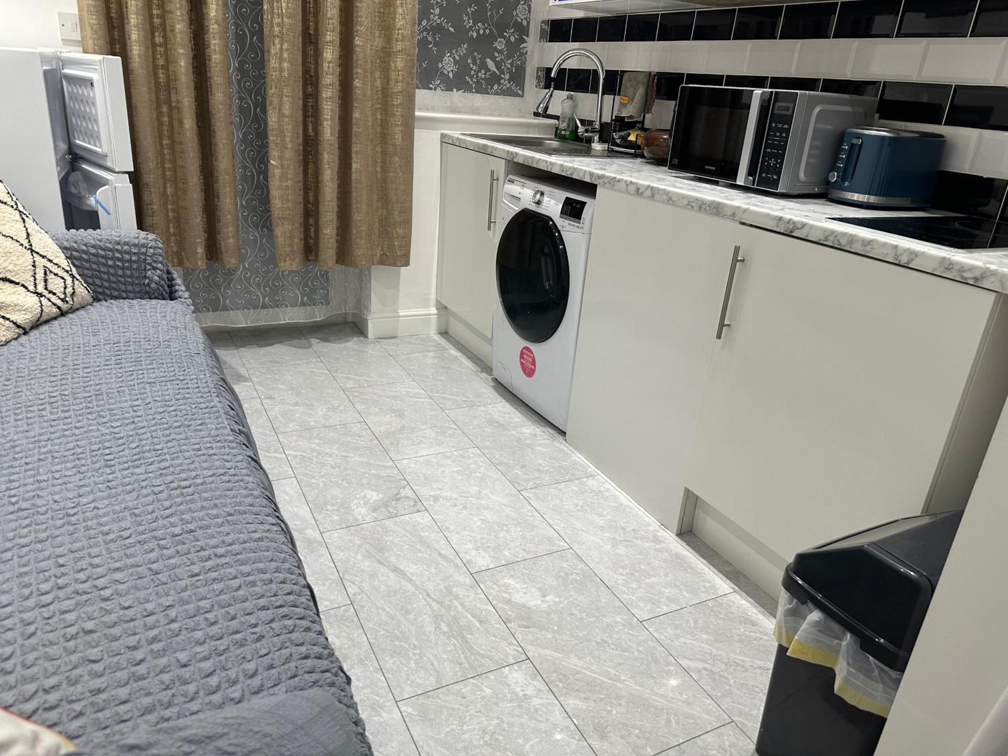 4Th Studio Flat With Private Own Bathroom A London Luxury Family Home Setup And Furnished With Double Bed Plus A Double Futon-Sofa Bed A Single Futon Bed A Baby Cot And Garden And Free Parking エクステリア 写真