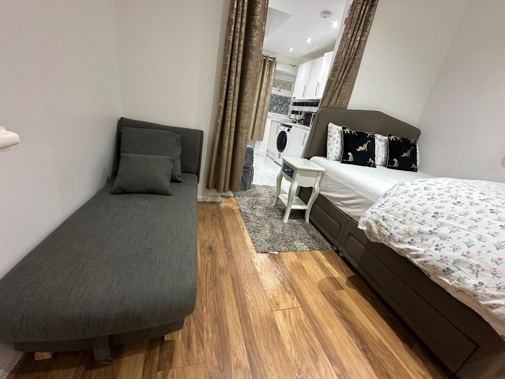 4Th Studio Flat With Private Own Bathroom A London Luxury Family Home Setup And Furnished With Double Bed Plus A Double Futon-Sofa Bed A Single Futon Bed A Baby Cot And Garden And Free Parking エクステリア 写真