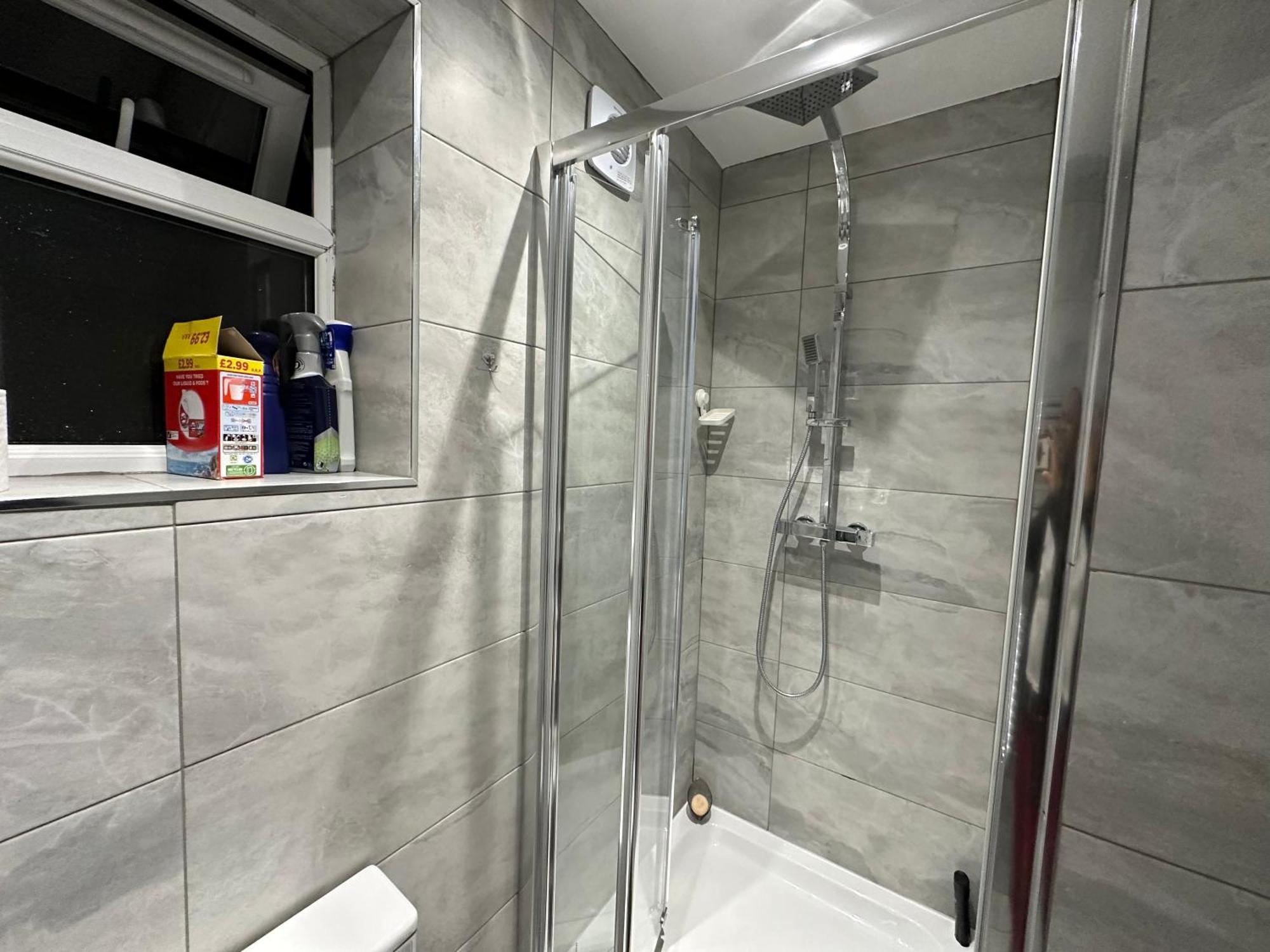 4Th Studio Flat With Private Own Bathroom A London Luxury Family Home Setup And Furnished With Double Bed Plus A Double Futon-Sofa Bed A Single Futon Bed A Baby Cot And Garden And Free Parking エクステリア 写真
