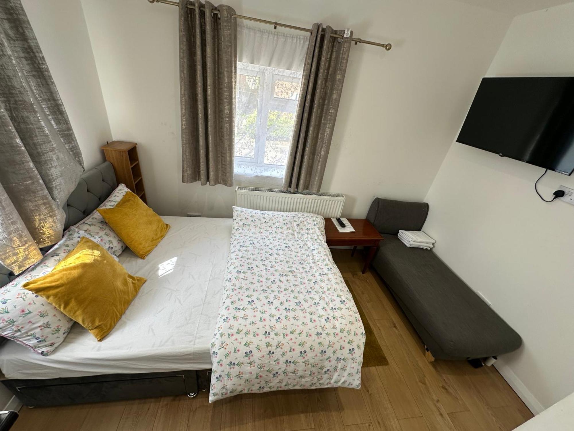 4Th Studio Flat With Private Own Bathroom A London Luxury Family Home Setup And Furnished With Double Bed Plus A Double Futon-Sofa Bed A Single Futon Bed A Baby Cot And Garden And Free Parking エクステリア 写真