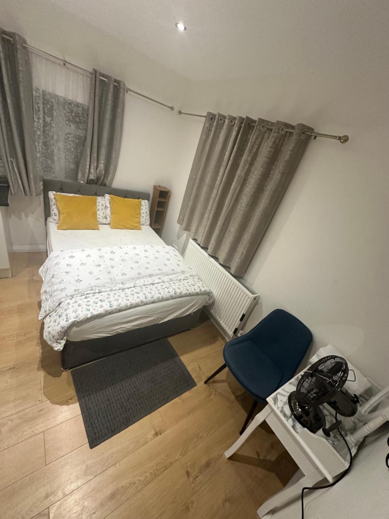 4Th Studio Flat With Private Own Bathroom A London Luxury Family Home Setup And Furnished With Double Bed Plus A Double Futon-Sofa Bed A Single Futon Bed A Baby Cot And Garden And Free Parking エクステリア 写真